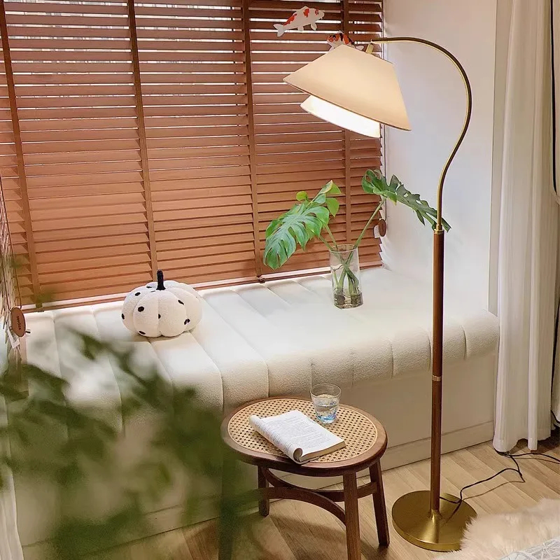 Luminária de Chão Vintage com  - Floor Lamp Tripod avaliação e preço