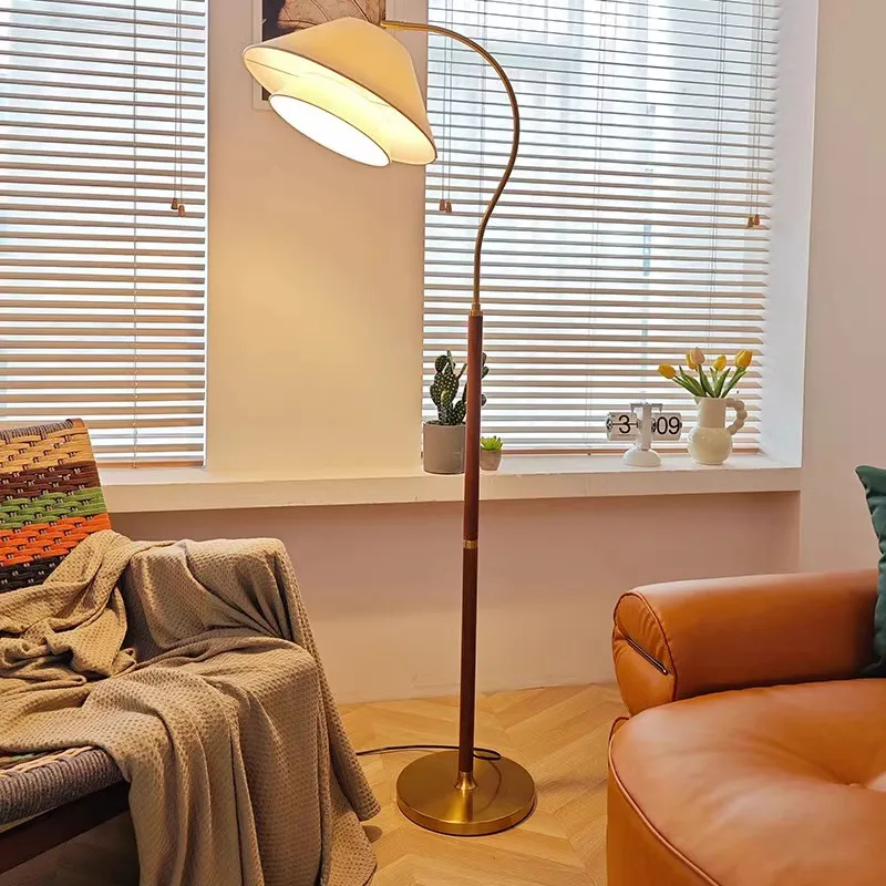 Luminária de Chão Vintage com  - Floor Lamp Tripod avaliação e preço